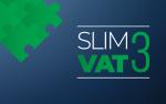 Na granatowym tle jest zielony puzzel i napis SLIM VAT.